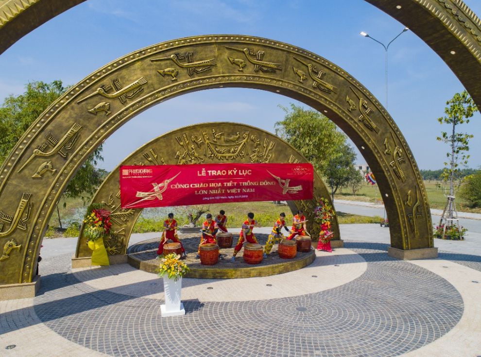 Cổng Lạc Việt trong khuôn viên dự án KĐT Làng Sen Việt Nam